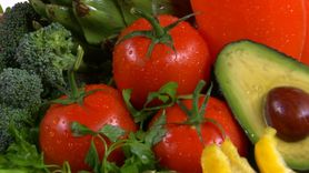 Niebezpieczne substancje w warzywach i owocach. Zobacz, czym mogą grozić (WIDEO)