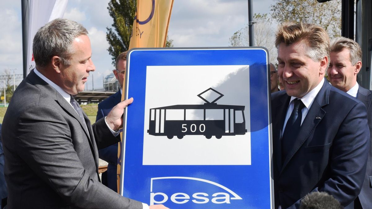 Robert Świechowicz (po prawej) podczas przekazania 500. tramwaju z bydgoskiej fabryki na rynku polskim.