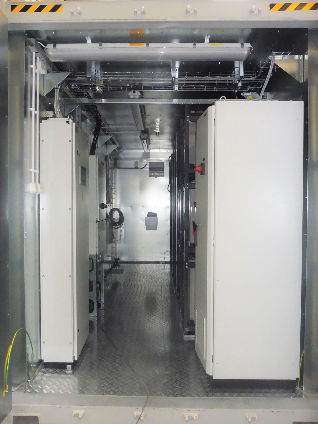 Na zdjęciach jeden z magazynów testowanych w Bydgoszczy przez Eneę Operator, wyposażony w baterie ołowiowo-kwasowe typu VRLA