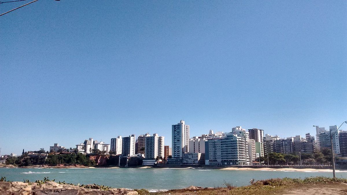 Praia Da Areia Preta w pobliżu brazylijskiego miasta Guarapari przypomina raj 