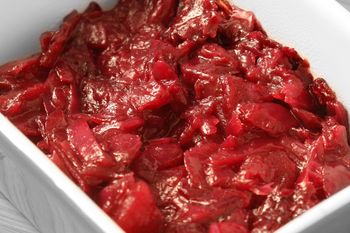 Duszę razem z buraczkami. Lepsza niż kapusta zasmażana