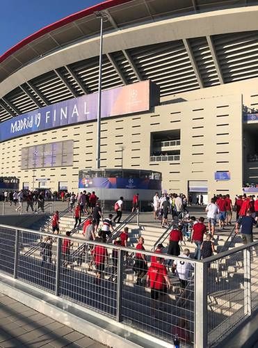 Ostatni spóźnialscy wbiegają na stadion