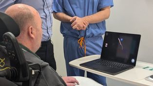 Pierwszy Brytyjczyk z Neuralinkiem gra w Dawn of War 3 myślami