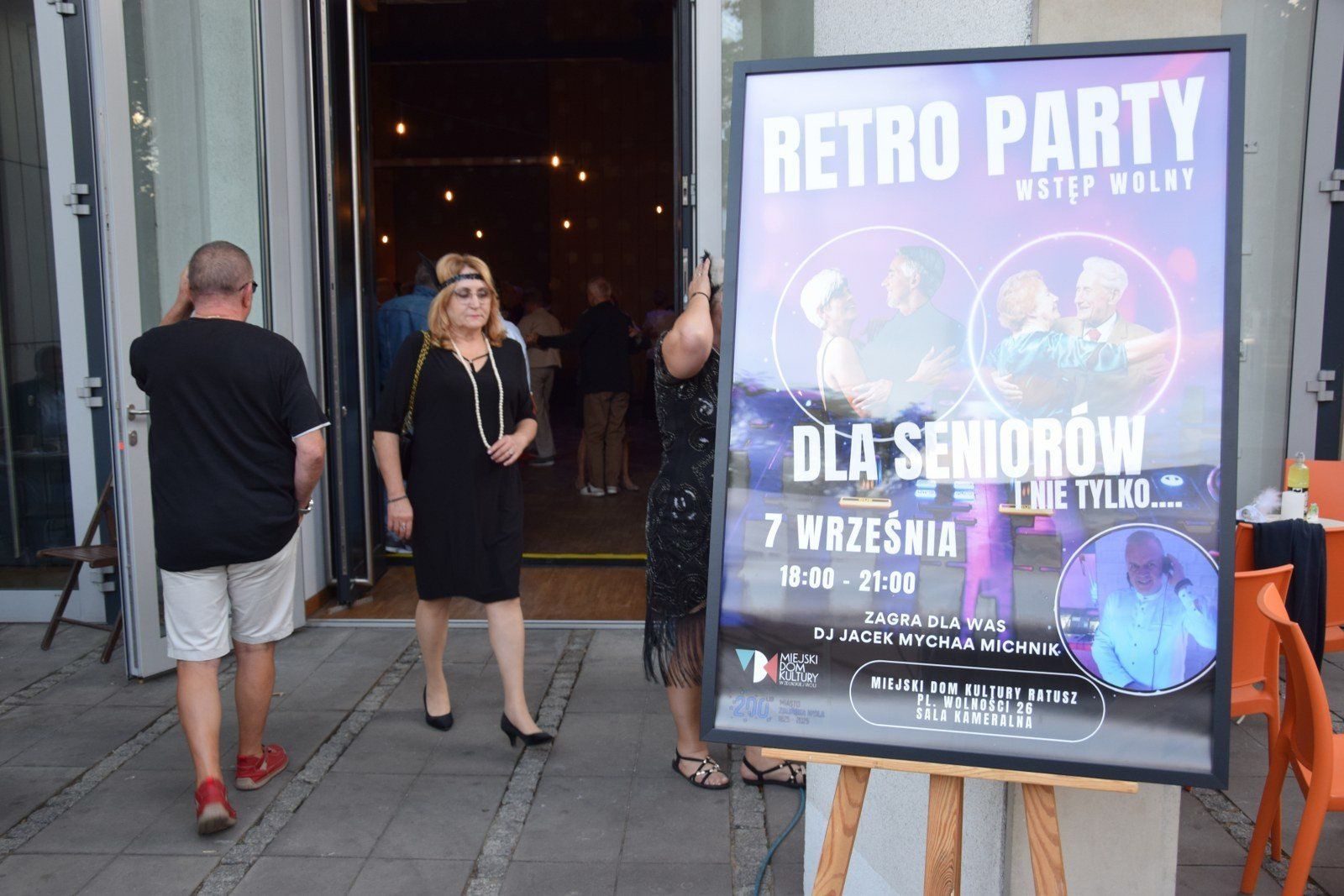 Szalone Retro Party w Zduńskiej Woli zgromadziło nie tylko seniorów
