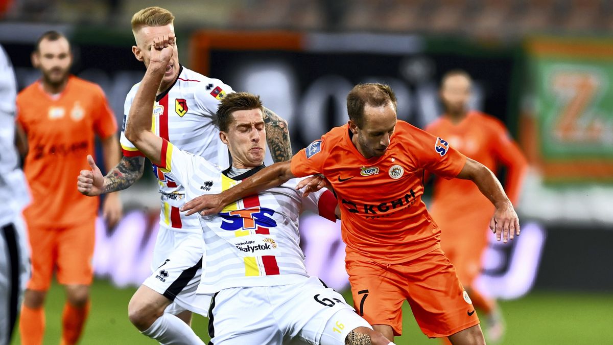 PAP / Maciej Kulczyński / Na zdjęciu: piłkarze KGHM Zagłębie Lubin Filip Starzyński (L) i Sasa Zivec (P) oraz Jakub Wójcicki (2L) i Taras Romanczuk (2P) z Jagiellonii Białystok 