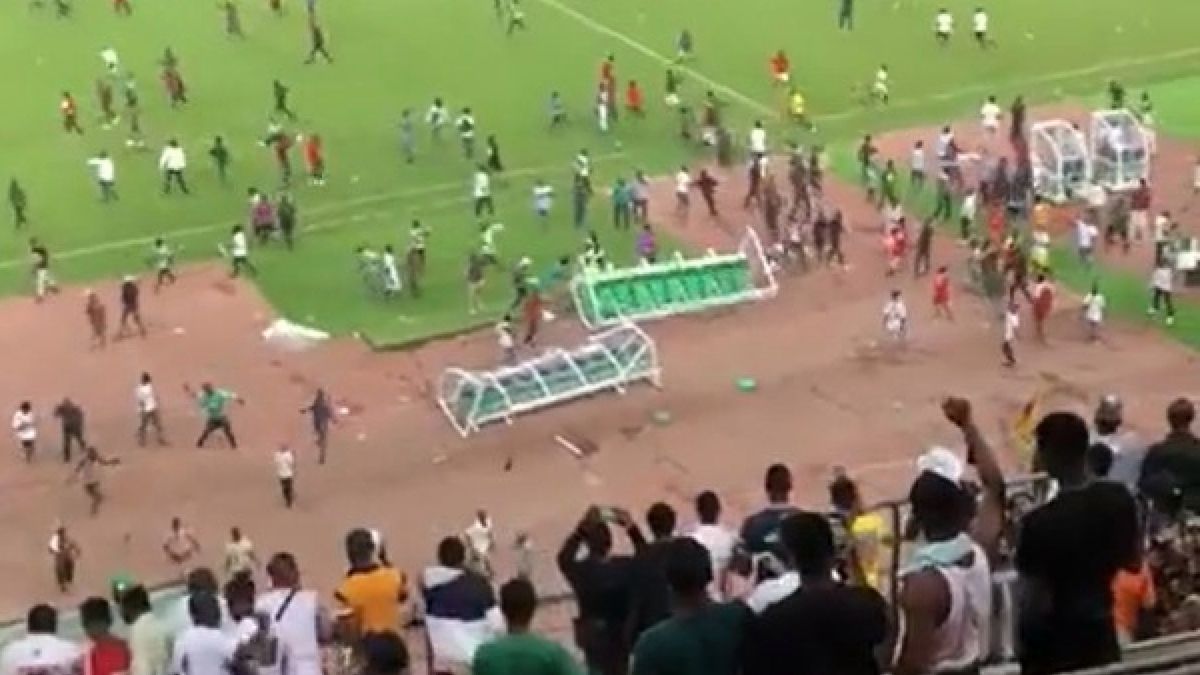 Zdjęcie okładkowe artykułu: Twitter / Samuel Odiase / Kibice niszczą boisko po meczu Nigeria - Ghana w barażu o MŚ