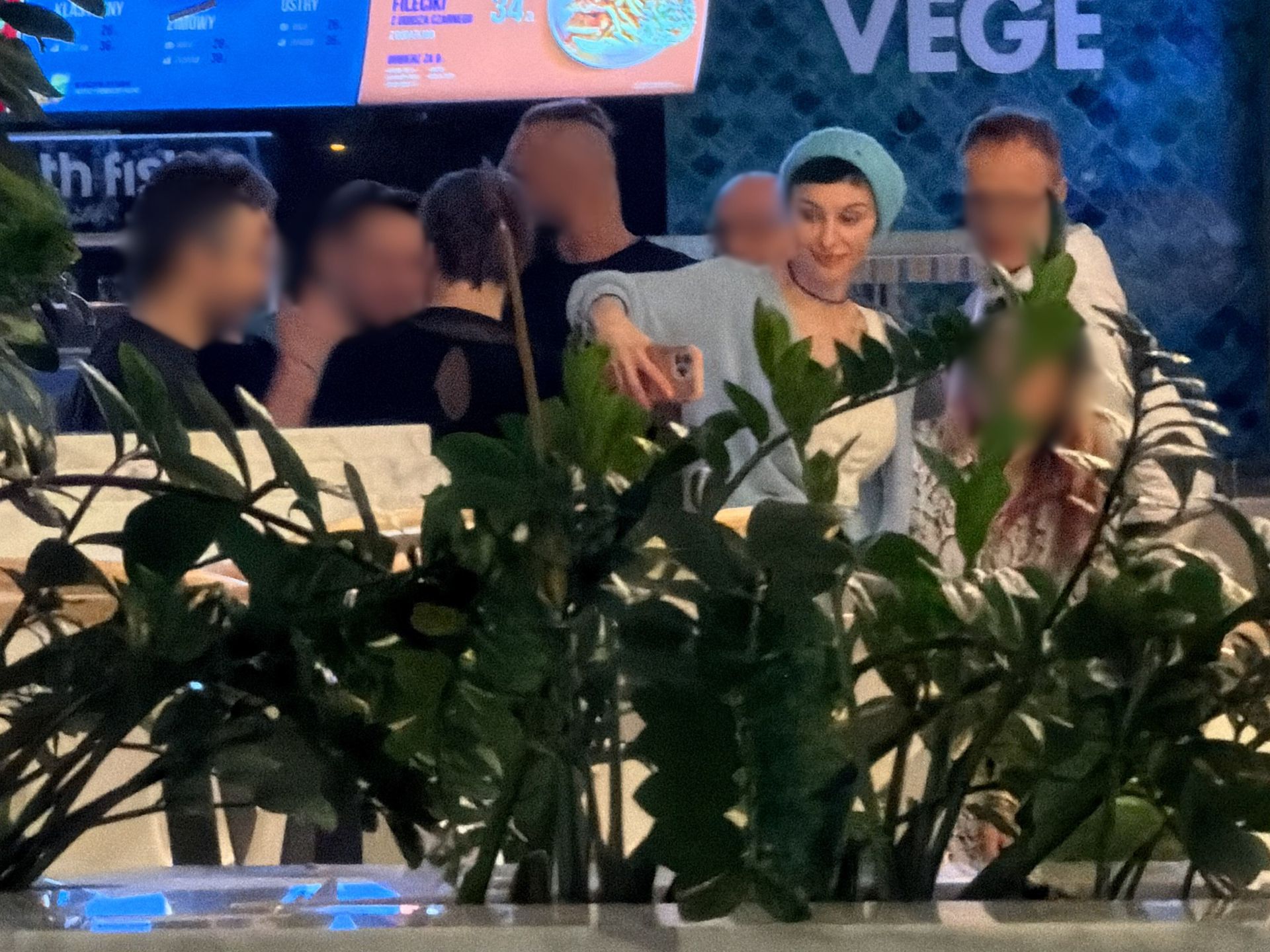 Maja Hirsch podczas wizyty w centrum handlowym