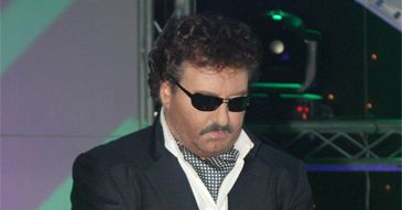 Krawczyk czyta teksty piosenek z telewizora!