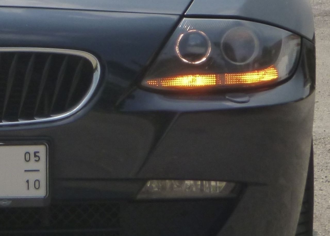 "Użyj kierunkowskazów". BMW apeluje do kierowców i znów budzi kontrowersje