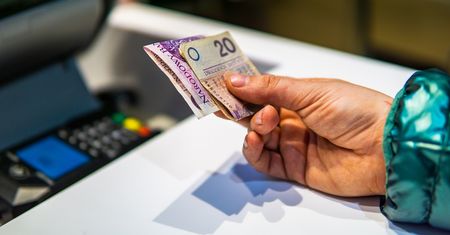 Czy sprzedawca musi wydać klientowi resztę? Prawnik nie ma wątpliwości