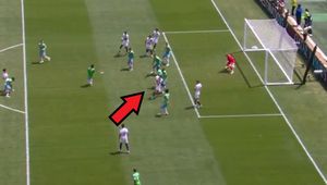 Nietypowy gol dla Paris Saint-Germain. Bramkarz mógł tylko patrzeć [WIDEO]