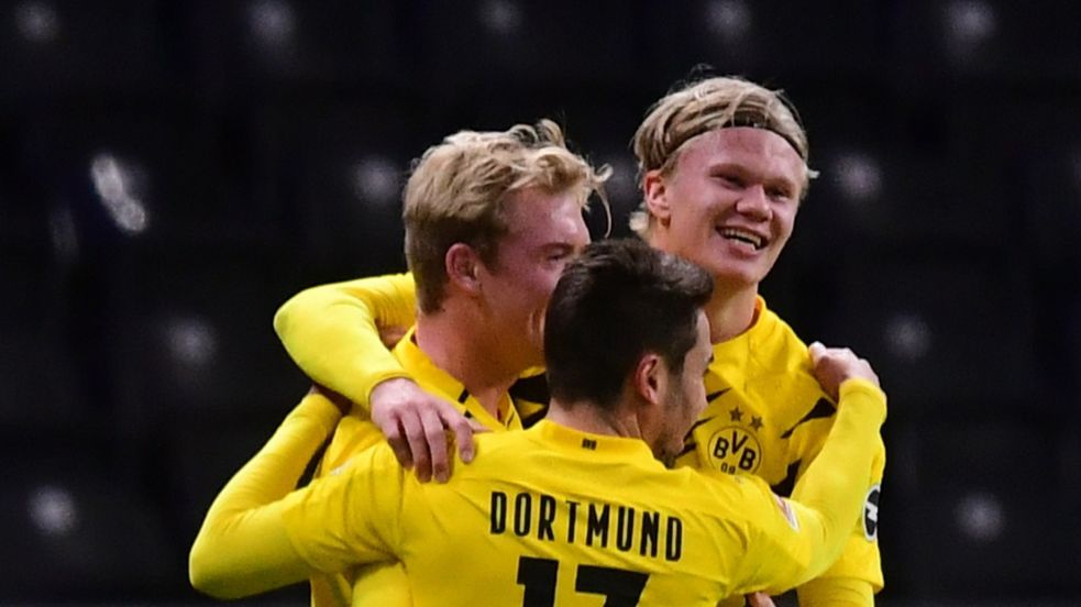 Zdjęcie okładkowe artykułu: PAP/EPA / CLEMENS BILAN / Na zdjęciu: piłkarze Borussii Dortmund cieszą się z bramki Erlinga Haalanda