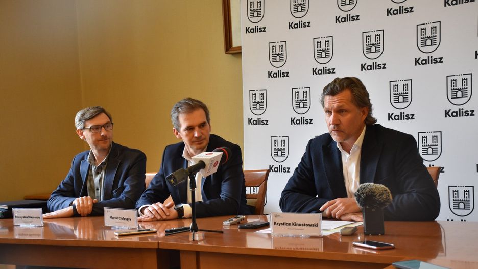 15.09.2025r. konferencja prasowa w sprawie obwodnicy Kalisza z udziałem prezydenta Kalisza - Krystiana Kinastowskiego, sekretarza miasta Marcina Cieloszyka i zastępcy dyrektora Zarządu Dróg Miejskich Przemysława Mikurendy