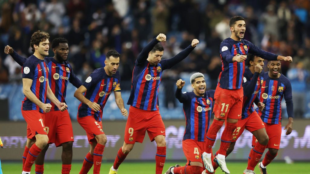 Zdjęcie okładkowe artykułu: Getty Images / Yasser Bakhsh / Na zdjęciu: Piłkarze FC Barcelony po awansie do finału Superpucharu