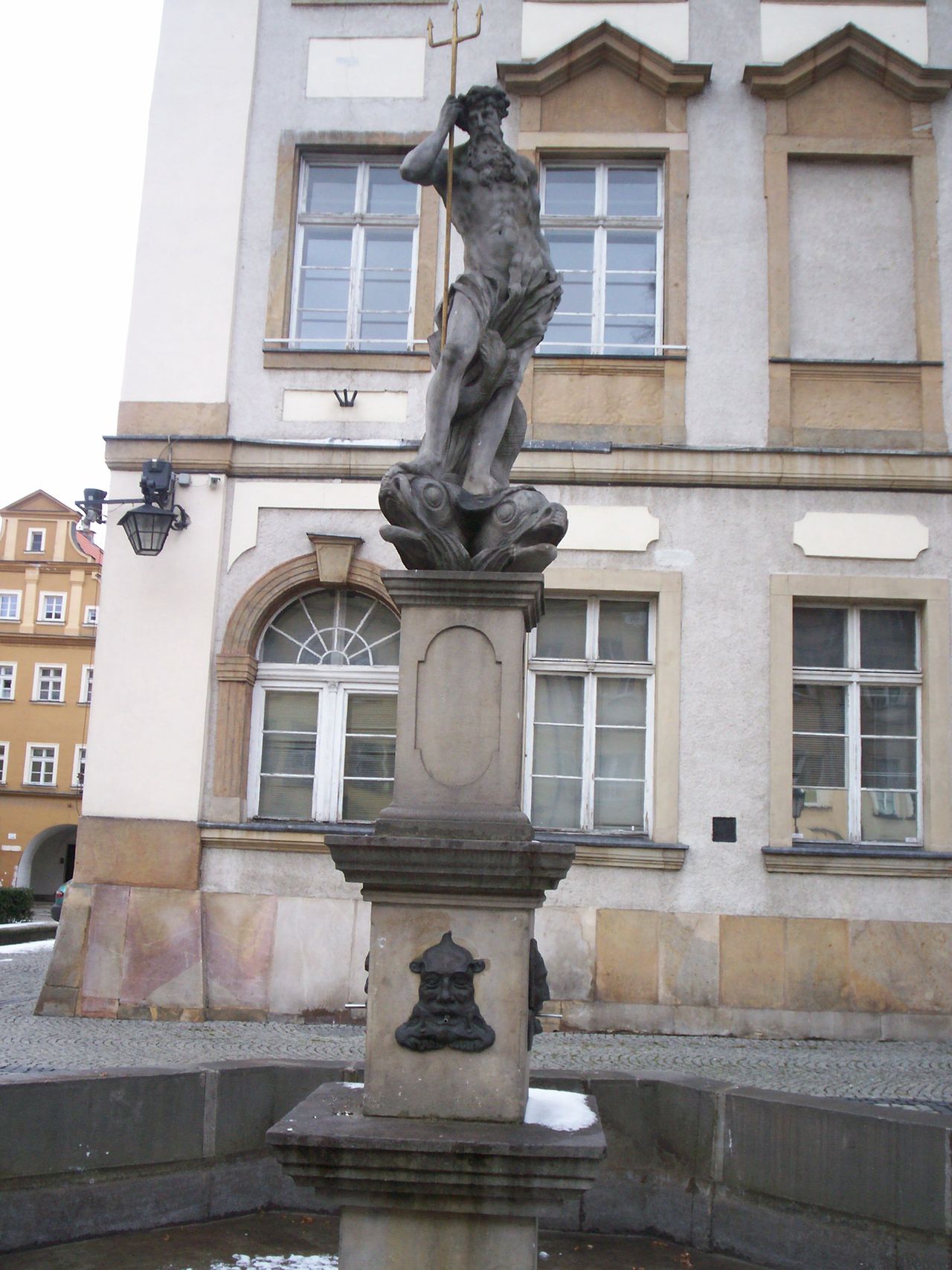 Jelenia Góra: W Światowy Dzień Morza przypominamy historię latarni morskiej i piszemy o tym skąd wziął się Neptun na pl. Ratuszowym