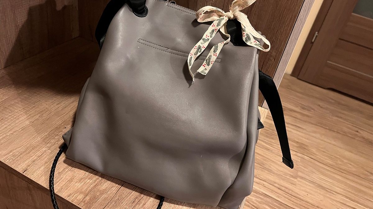 Wstążka na torebce to ważny znak wysyłany przez kobiety.