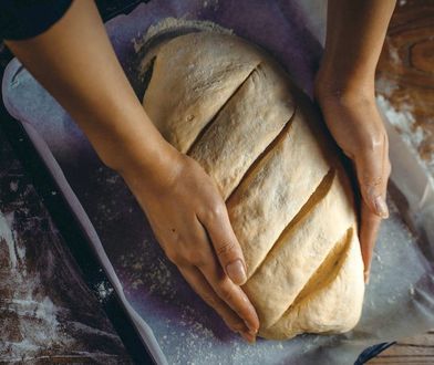Polacy masowo pieką chleb w domu? Nieoczekiwany efekt koronawirusa
