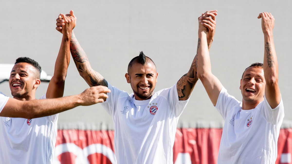 Arturo Vidal i Rafinha na treningu Bayernu przed meczem w LM