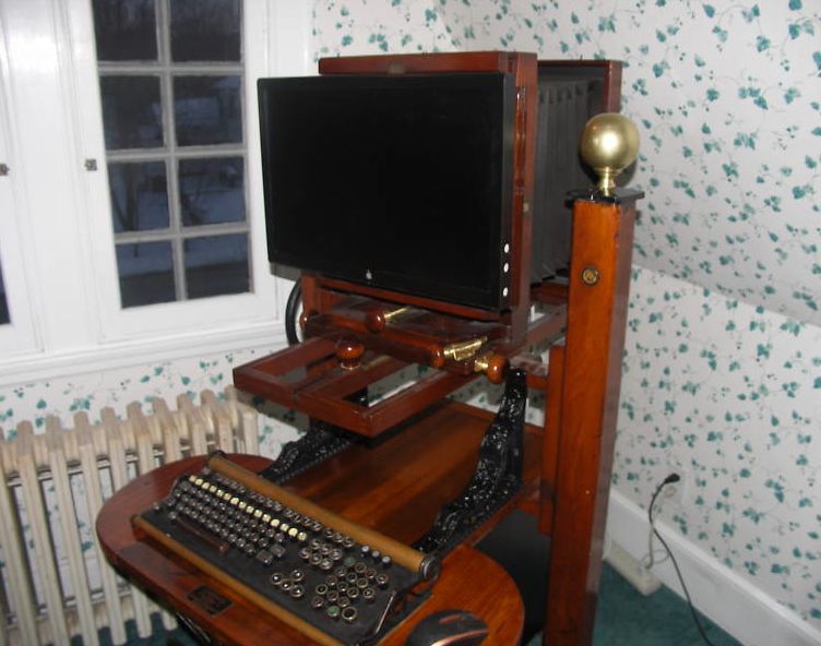 Muzealny wielkoformatowy Kodak to idealne stanowisko komputerowe w stylu steampunk