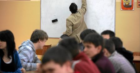 Brakuje tysięcy nauczycieli, wolą korporacje. Te zawody wybierają