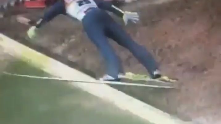 Instagram / skijumping_teamb_poland / Na zdjęciu: Paweł Wąsek ratujący się przed upadkiem w Hinterzarten