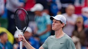 Przerwa na opady deszczu nie wytrąciła z rytmu gwiazdorów. Jannik Sinner pokonał weterana