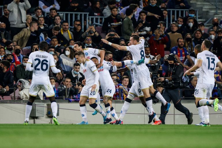 Piotr Zieliński celebruje bramkę z zespołem w meczu Ligi Europy przeciwko FC Barcelona