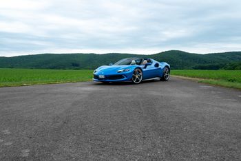 Test: Ferrari 296 GTS ma dwa oblicza. Jedno koi, drugie rzuca na kolana
