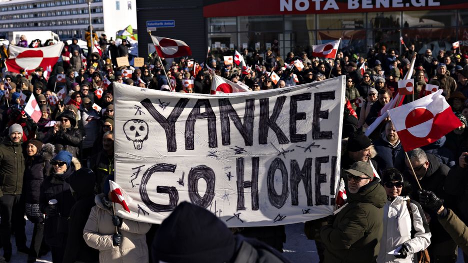People take part in a demonstration in front of the US consulate in Nuuk, Greenland, on 15 March 2025, under the slogan 'Greenland belongs to the Greenlandic people'. EPA/CHRISTIAN KLINDT SOELBECK DENMARK OUT Dostawca: PAP/EPA.