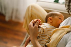 Techniki karmienia piersią – jak przystawiać dziecko do karmienia?