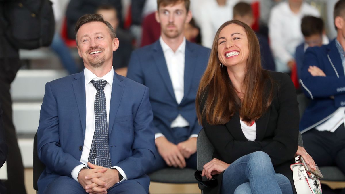 Zakopane 01.09.2022. Dyrektor sportowy PZN i absolwentka szkoły Justyna Kowalczyk (P) oraz prezes PZN Adam Małysz (L) podczas inauguracji roku szkolnego w Szkole Mistrzostwa Sportowego w Zakopanem, 1 bm. (mk) PAP/Grzegorz Momot