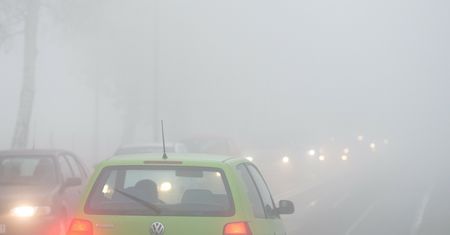 Kierowcy często źle używają tego światła. Niewiedzą narażają się na mandat