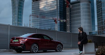 Test: BMW i4 M50, czyli bordowy przypadek otwierania oczu niedowiarkom