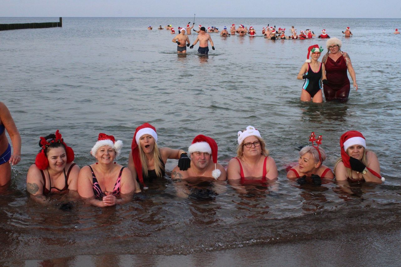 Mielno: Mikołajkowa kąpiel morsów w mroźnej aurze