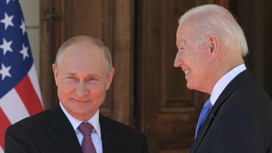 Spotkanie Biden-Putin w Genewie6573862 16.06.2021 Russian President Vladimir Putin and U.S. President Joe Biden shakes hands ahead of their meeting at the Villa La Grange in Geneva, Switzerland. Sergey Guneev / SputnikSergey Guneev