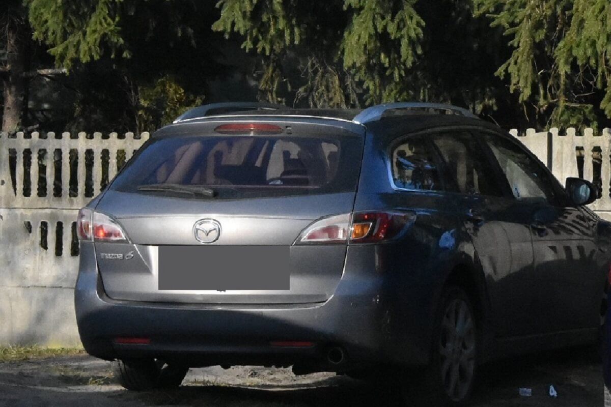 Mazda zaparkowana na parkingu