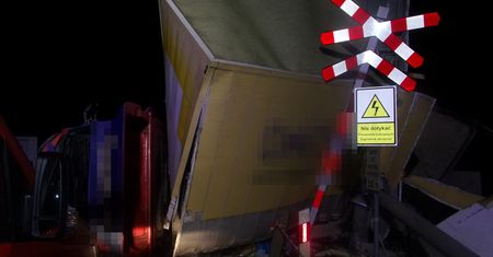 Kierowca dostawczaka wjechał na przejazd kolejowy i zderzył się z pociągiem