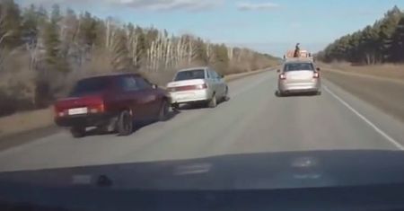 #dziejesiewmoto: Przepychanka zakończona w rowie, 60 km na jednym kole i popisy brytyjskich kierowców