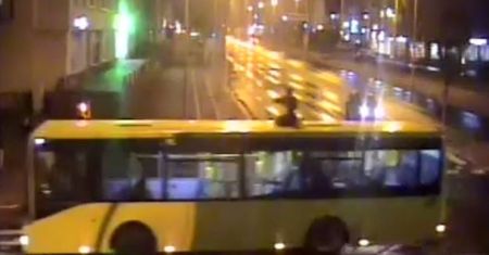 #dziejesiewmoto: Przejażdżka na dachu autobusu