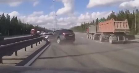 #dziejesiewmoto: Wypadek po najechaniu na autostradzie, dachowanie na torze i najmłodsi kierowcy wyścigowi na świecie