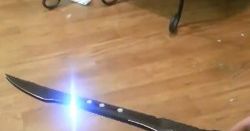 Elektryczny miecz domowej roboty. Dał się porazić!