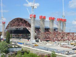 W Czarnobylu budują potężną konstrukcję z betonu i stali