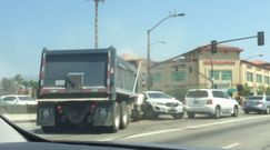 #dziejesiewmoto: Wariat poluje ciężarówką na inne samochody, wjechał w tył korka przez nieuwagę