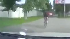 #dziejesiewmoto: Wjechał autem na chodnik i polował na rowerzystę