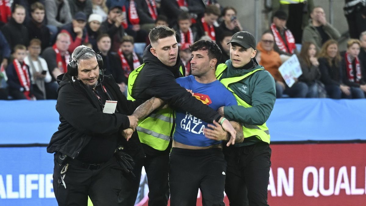 Getty Images / Halil Sagirkaya/Anadolu via Getty Images / Na zdjęciu: Mario Ferri, znany jako Falken, eskortowany przez ochronę podczas meczu Norwegia - Izrael w el. MŚ 2026