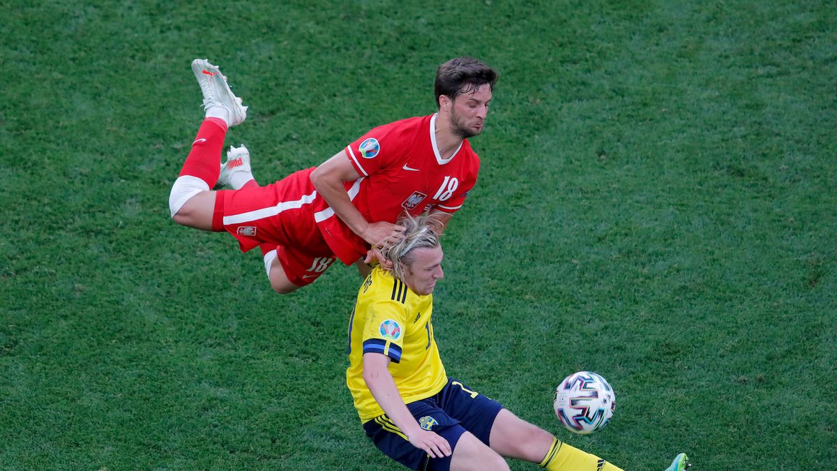 SAINT PETERSBURG, RUSSIA - JUNE 23: Emil Forsberg of Sweden is challenged by Bartosz Bereszynski of Poland during the UEFA Euro 2020 Championship Group E match between Sweden and Poland at Saint Petersburg Stadium on June 23, 2021 in Saint Petersburg, Russia. (Photo by Anton Vaganov - Pool/Getty Images)