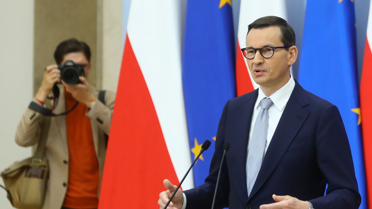 Warszawa, 14.10.2022. Premier Mateusz Morawiecki podczas przyznania samorządom dofinansowania w ramach Programu Inwestycji Strategicznych, 14 bm. w siedzibie Kancelarii Prezesa Rady Ministrów w Warszawie. (aldg) PAP/Rafał Guz