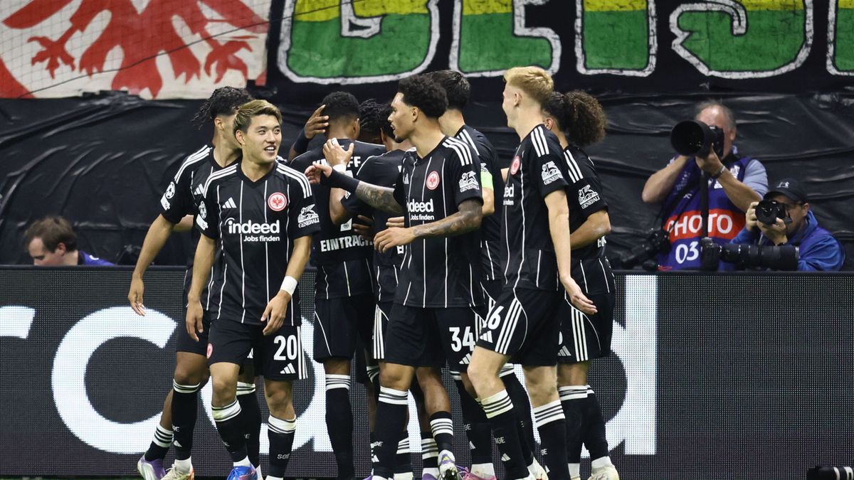 PAP/EPA / RONALD WITTEK / Na zdjęciu: piłkarze Eintrachtu Frankfurt