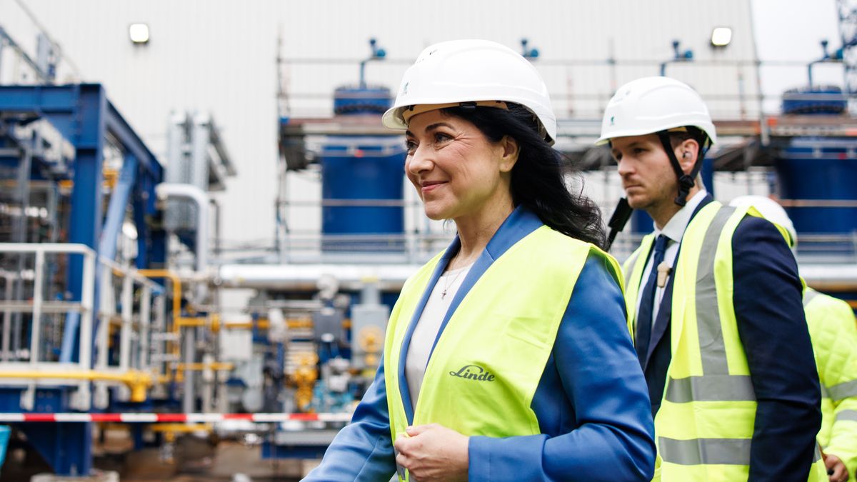 German Economy Minister Katherina Reiche (L) walks with a security helmet on during a visit to Leuna Chemical Complex in Leuna, Germany, 28 July 2025. EPA/CLEMENS BILAN Dostawca: PAP/EPA.