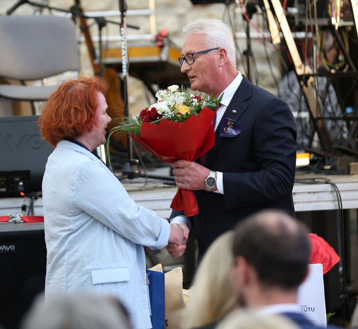 Gratulacje i podziękowania dla Renaty Metzger - szefowej Instytutu od przewodniczącego Rady Powiatu Zdzisława Mroczkowskiego